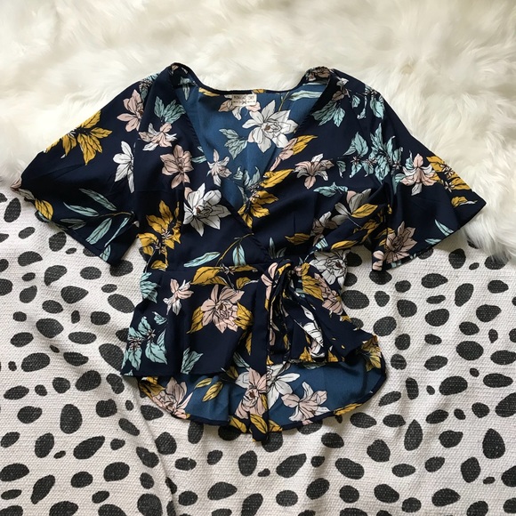 💫✨Midnight Sky Floral Wrapped Top✨💫 size: Large - Picture 4 of 4